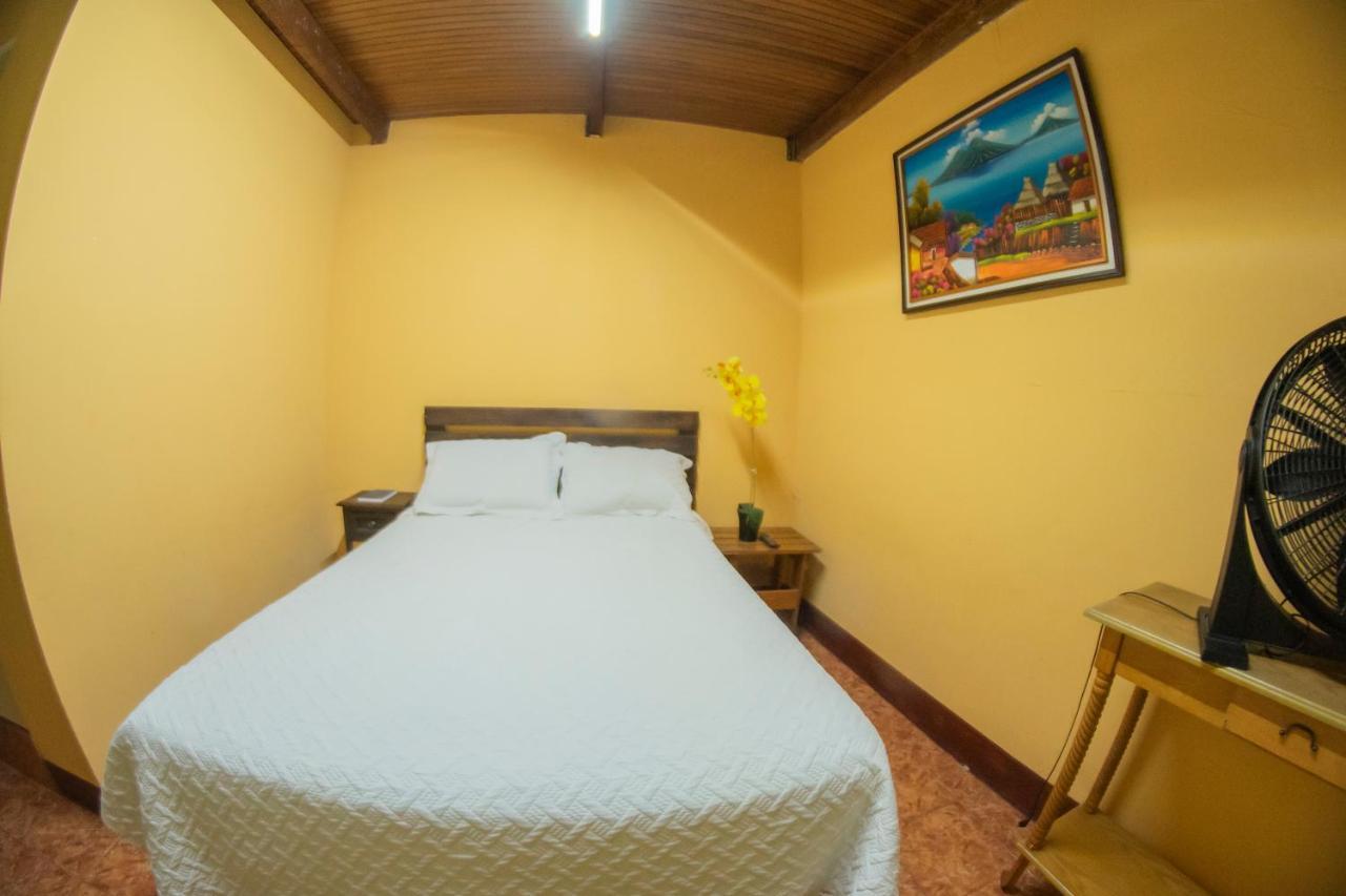 Euro Hostal Гватемала Экстерьер фото